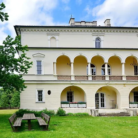 מלון Bildungshaus Schloss Krastowitz קלגנפורט